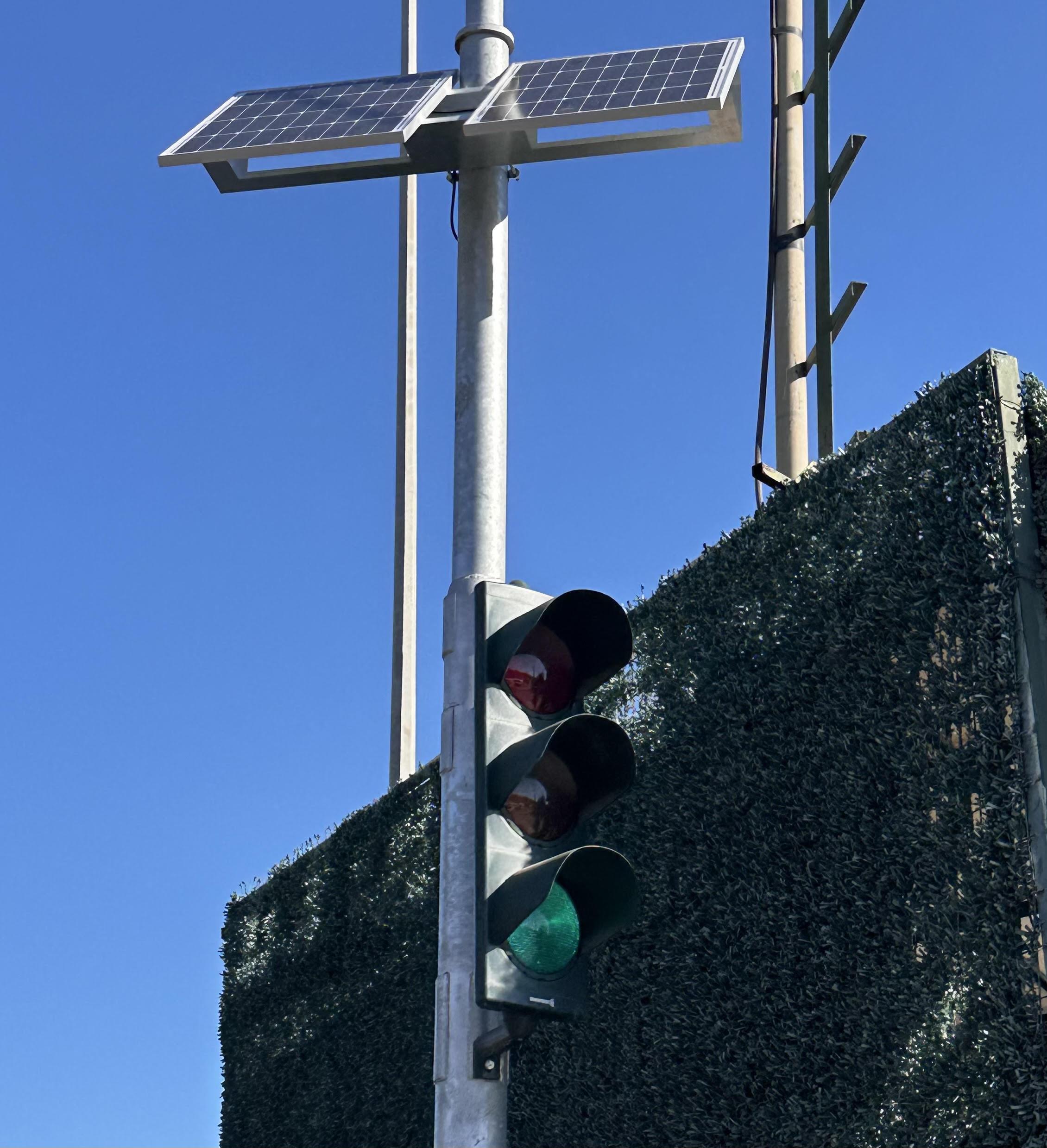 Tοποθετήθηκαν τα πρώτα φανάρια με φωτοβολταϊκό στη Βάρης Κορωπίου