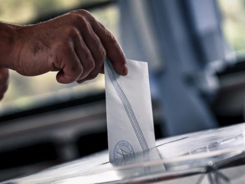 Δημοσκοπήσεις και πολιτικές εξελίξεις: ΠΑΣΟΚ και αυτοδυναμία ΝΔ στο επίκεντρο