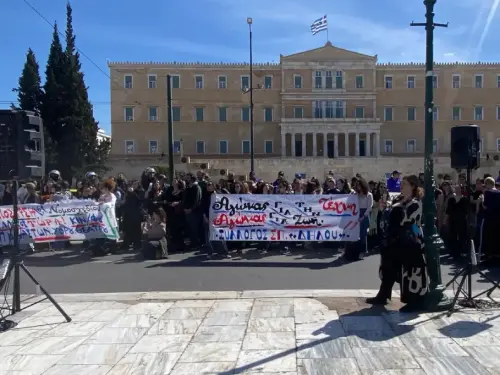 Διαμαρτυρία σπουδαστών στο Σύνταγμα κατά της Ανώτερης Σχολής Παραστατικών Σπουδών