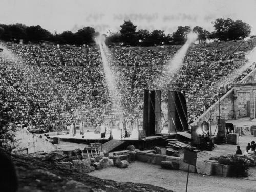 Θέατρο: Αντίδοτο στην Ψηφιακή Εποχή με τον Γουίλεμ Νταφόε