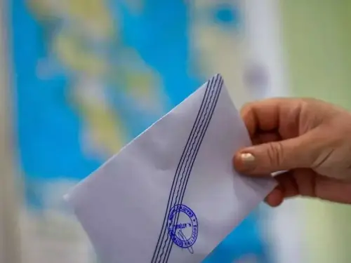 ΝΔ και ΠΑΣΟΚ κερδίζουν έδαφος εν μέσω των κρίσεων στο Ιράν