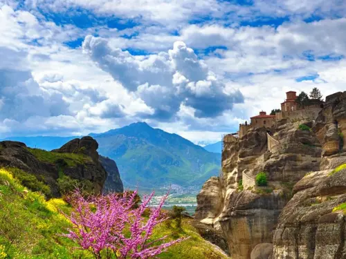 Σημαντικές Πολιτικές Εξελίξεις και Κοινωνικά Θέματα που Αφορούν τους Έλληνες