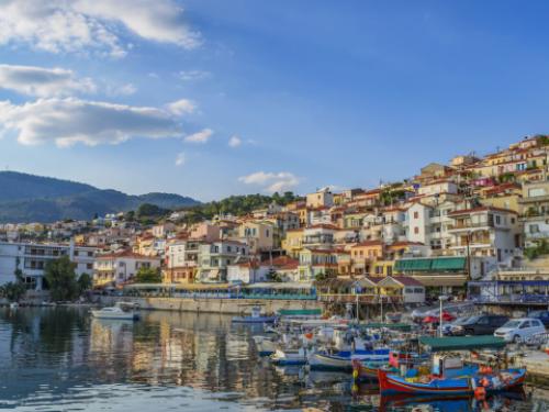 Αυξάνεται η τουριστική κίνηση στα νησιά του Αιγαίου, ενώ σοβαρά περιστατικά απασχολούν την επικαιρότητα