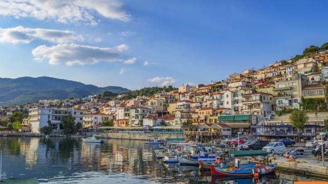 Αυξάνεται η τουριστική κίνηση στα νησιά του Αιγαίου, ενώ σοβαρά περιστατικά απασχολούν την επικαιρότητα