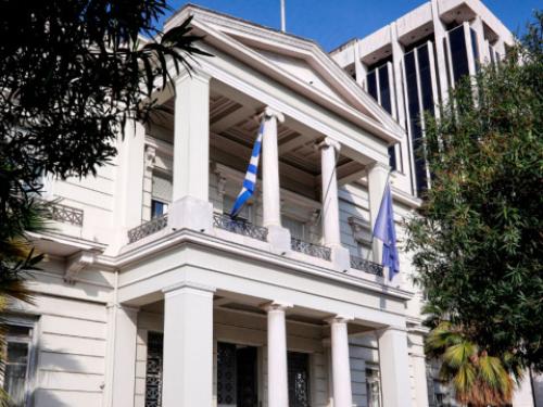 Δραματικές πολιτικές εξελίξεις στην Ελλάδα: Παραιτήσεις και διπλωματικές προκλήσεις