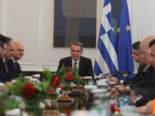 Σημαντικές Πολιτικές Εξελίξεις: Κατώτατος Μισθός και Συνεργασίες στο ΠΑΣΟΚ