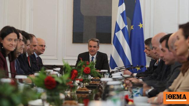 Σημαντικές Πολιτικές Εξελίξεις: Κατώτατος Μισθός και Συνεργασίες στο ΠΑΣΟΚ